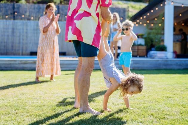 IMAGO Creative: Sommer, Sommertage im Garten Grandfather with his granddaughter having fun at family garden party. Grandfather with his granddaughter having fun at the family garden party. model released Copyright: xx HHH FAMILY POOL PARTY 2022 HHH 265
