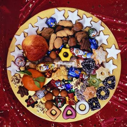Ein bunter Weihnachtsteller mit Süssigkeiten, Weihnachten, Süßigkeiten, McPKST McPHOTO_RM_04401 *** a Colourful Christmas plate with Sweets, Christmas, Sweets, McPKST McPHOTO RM 04401 McPKST
