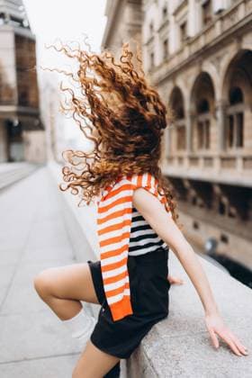 Creative Highlights Symbolbilder Curly redhead young woman in Prague, cloudy Prague, Prague, Czechia CR_UJEL240116-1325016-01 ,model released, Symbolfoto