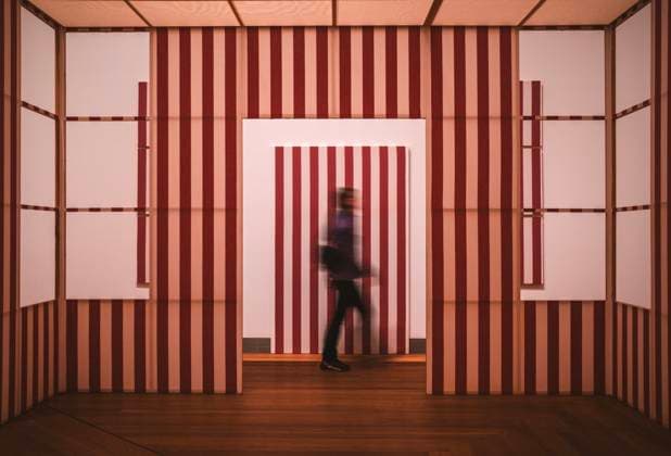 Creative Highlights Symbolbilder woman walks through Daniel Buren art exhibit Museet Moderna Stockholm Stockholm, Stockholm County, Sweden R_SSNF240116-1314158-01 ,model released, Symbolfoto