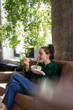 Young woman eating salad in an office. Young woman having lunch in the office. model released Copyright: xx HHH NEW BUSINESS 2023 HHH 359.jpeg