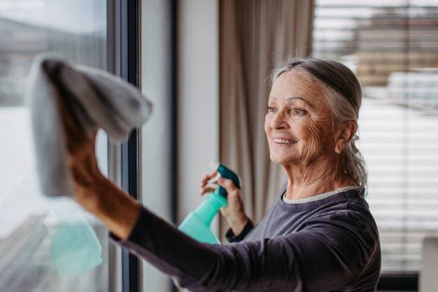 IMAGO Creative: Frühjahrsputz Senior woman cleaning windows in the house. Senior woman cleaning windows, tidy up the house. model released Copyright: xx HHH SENIOR COUPLE AT HOME PH 2023 HHH 279