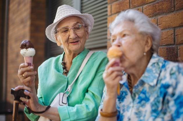 Portrait of two senior female friends in the city, eating ice cream on a hot summer day. Portrait of two senior female friends in the city, eating ice cream on a hot summer day. Elderly ladies on summer vacation in the city. Pensioners on group trip. Concept of senior vacation and travel groups, clubs. model released Copyright: xx HHH SENIOR URBAN GARDEN 2023 HHH 002.jpeg