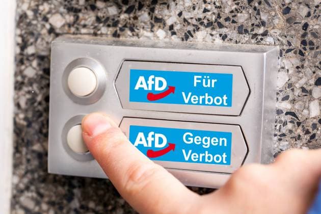 Debatte um AfD-Verbot, ein Klingelschild zeigt zwei Optionen (Symbolbild, Composing) *** Debate about AfD ban, a doorbell sign shows two options Symbol image, Composing Copyright: xx