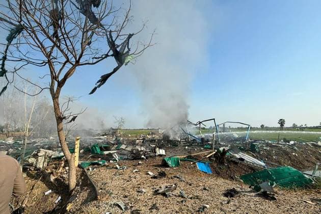 News Themen der Woche KW03 News Bilder des Tages (240117) -- SUPHAN BURI, Jan. 17, 2024 -- This photo taken with a mobile phone on Jan. 17, 2024 shows the explosion site at a fireworks factory in central Thailand s Suphan Buri province. At least 17 people were killed in a fireworks factory explosion in central Thailand, local media reported. Local rescuers were notified at around 3:30 p.m. local time when the fireworks factory in Suphan Buri province caught fire and was later destroyed following the explosion, according to Thai news outlet Thairath. THAILAND-SUPHAN BURI-FIREWORKS FACTORY-EXPLOSION WangxTeng 