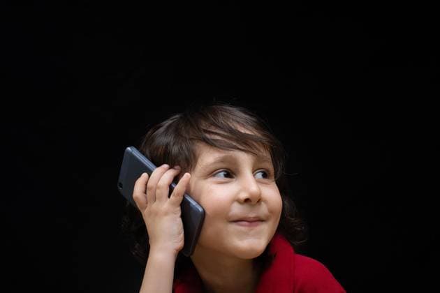 Creative Highlights Symbolbilder Kleiner Junge hält Smartphone als modernes mobiles Kommunikationsgerät *** Kleiner Boy holds Smartphone as Modern Mobile Communication device Copyright: imageBROKER/TurgayxKoca ibxtyk10070425.jpg ,model released, Symbolfoto ,property released