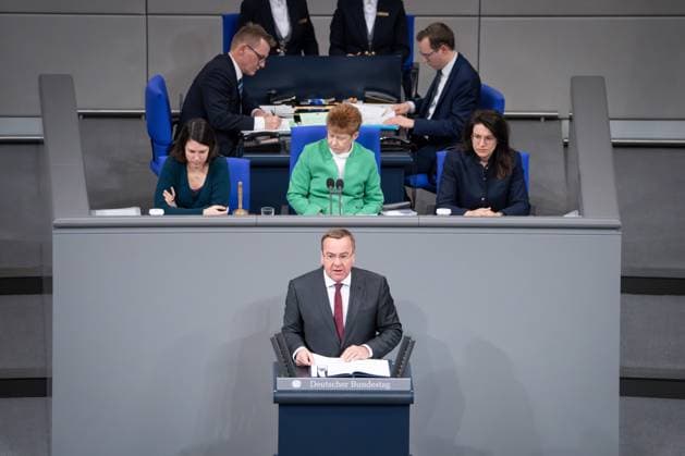News Themen der Woche KW03 News Bilder des Tages 146. Bundestagssitzung und Debatte Boris Pistorius Verteidigungsminister (SPD) im Portrait bei seiner Rede zum Tagesordnungspunkt Jahresbericht 2022 der Wehrbeauftragten bei der 146. Sitzung des Deutschen Bundestag in Berlin, 17.01.2024 Berlin Berlin Deutschland *** 146 Bundestag session and debate Boris Pistorius Defense Minister SPD in portrait during his speech on the agenda item Annual Report 2022 of the Parliamentary Commissioner for the Armed Forces at the 146th session of the German Bundestag in Berlin, 17 01 2024 Berlin Berlin Germany