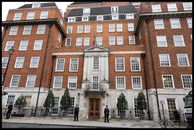 Entertainment Themen der Woche KW03 . 17 01 2024. London, United Kingdom. Police stand guard outside the London Clinic after it was announced Kate Middleton, the Princess of Wales has been admitted to hospital for abdominal surgery  xStephenxLockx xi-Imagesx IIM-24933-0010