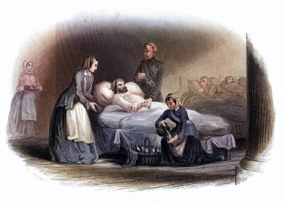 Florence Nightingale (12. Mai 1820 -13. August 1910) war eine britische Krankenschwester, Statistikerin, Begünderin der modernen westlichen Krankenpflege,, in the hospital at Scutari with the doctor who is taking the patient s pulse. Crimean War 1853-1856. Engraving., Historisch, digital restaurierte Reproduktion von einer Vorlage aus dem 19. Jahrhundert, Record date not stated