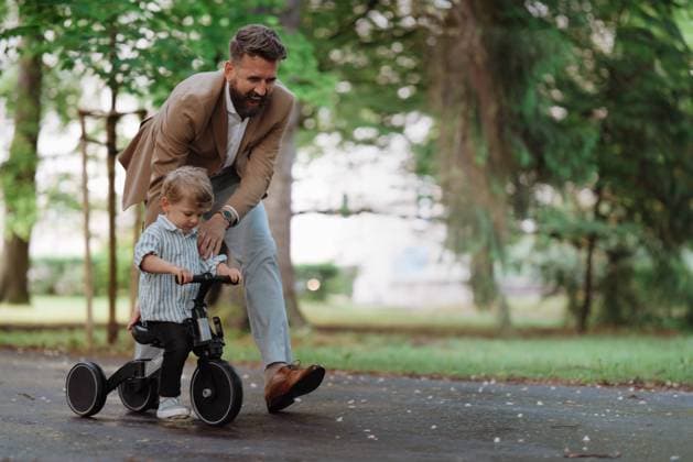 Single father with his little son spending together time in public park. Single father with his little son spending together time in a public park. Working parent spending time with son after work day. model released Copyright: xx HHH SOLO MH ELECTRIC CAR 2023 HHH 311.jpeg