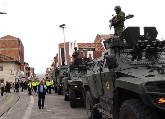 News Themen der Woche KW03 News Bilder des Tages CUENCA-CONTROL MILITAR-POLICIAL Cuenca,Ecuador 17 de enero de 2024 En el sector de la Chola Cuencana la manana de hoy se realizo un operativo CAMEX en conjunto FFAA y Policia Nacional. Por una disposicion del Comando Conjunto de las Fuerzas Armadas miembros del EjÃ rcito salieron a las calles para operaciones de control de armas, municiones y explosivos. or una disposicion del Comando Conjunto de las Fuerzas Armadas miembros del EjÃ rcito salieron a las calles para operaciones de control de armas, municiones y explosivos. foto Boris Romoleroux API.. SOI-CUENCA-CONTROLMILITAR-POLICIAL-f20308d877ac30aa11c0cc08e6c09dba *** CUENCA POLICE MILITARY CONTROL Cuenca,Ecuador January 17, 2024 In the sector of La Chola Cuencana this morning a Copyright: xBORISxROMOLEROUXx