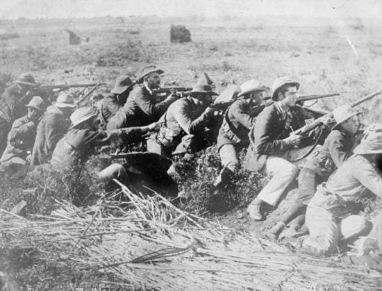 RECORD DATE NOT STATED . Afrikaans: Boereskutters in loopgraaf tydens die Beleg van Mafeking English: Boer War A Boer trench. Copyright: xpiemagsx piemagwarw13102023-3344 !ACHTUNG AUFNAHMEDATUM GESCHÄTZT!