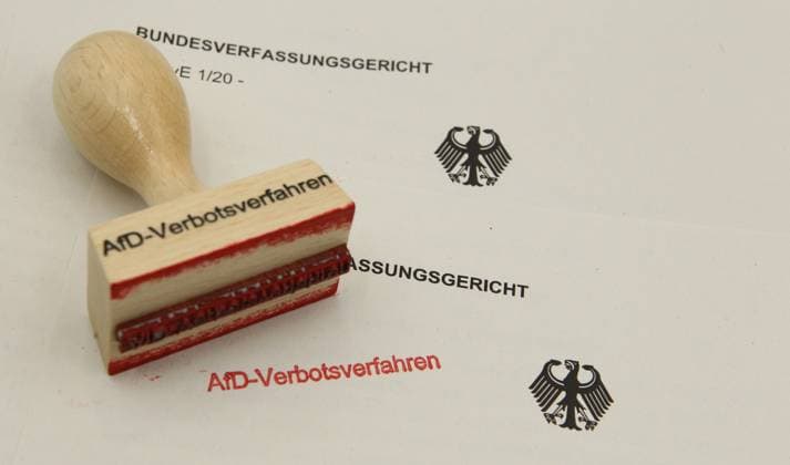 Auf einem Schriftstück vom Bundesverfassungsgericht ist der Schriftzug AfD-Verbotsverfahren gestempelt worden. Symbolbild Symbolfoto. Osdorf Hamburg *** The words AfD Verbotsverfahren have been stamped on a document from the Federal Constitutional Court Symbol image Symbol photo Osdorf Hamburg
