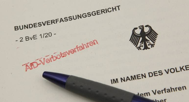 Auf einem Schriftstück vom Bundesverfassungsgericht ist der Schriftzug AfD-Verbotsverfahren gestempelt worden. Symbolbild Symbolfoto. Osdorf Hamburg *** The words AfD Verbotsverfahren have been stamped on a document from the Federal Constitutional Court Symbol image Symbol photo Osdorf Hamburg