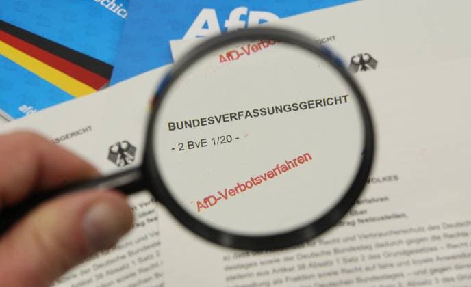 Auf einem Schriftstück vom Bundesverfassungsgericht ist der Schriftzug AfD-Verbotsverfahren gestempelt worden. Symbolbild Symbolfoto. Osdorf Hamburg *** The words AfD Verbotsverfahren have been stamped on a document from the Federal Constitutional Court Symbol image Symbol photo Osdorf Hamburg