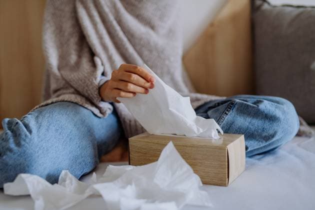 Sick woman sitting in bed, having a cold, close-up of paper tissues. Sick woman sitting in bed, having a cold, close-up of the paper tissues. model released Copyright: xx HHH SOLO TZ SVITLANA HOME PH 2022 HHH 574