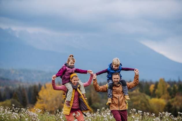 Happy parents with their little kids on piggyback at autumn walk. Happy parents with their little kids on piggyback at autumn walk, in the middle of colourfull nature. Concept of a healthy lifestyle. Carrying children on shoulders during the hike. model released Copyright: xx HHH TATRY AUTUMN BODOVCI 2022 HHH 150