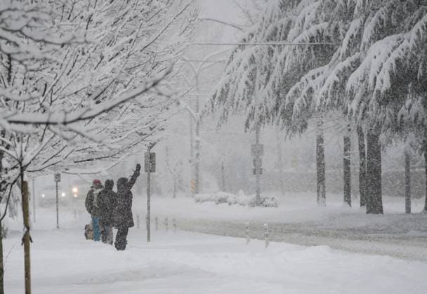 News Themen der Woche KW03 News Bilder des Tages (240117) -- VANCOUVER, Jan. 17, 2024 -- People wait on a sidewalk in the snow in Vancouver, British Columbia, Canada, on Jan. 17, 2024. Environment Canada issued a snowfall warning for the province of British Columbia on Wednesday. The Metro Vancouver region saw up to 20 centimetres of snow, causing schools to close and flights to be delayed and cancelled. (Photo by Xinhua) CANADA-VANCOUVER-HEAVY SNOW LiangxSen 
