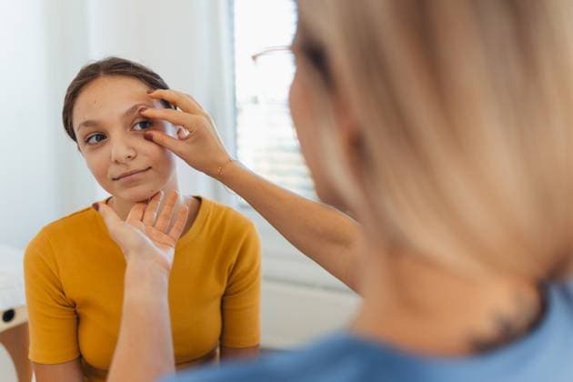 Pediatrician examining eyes of a teenage patient.The ophthalmologist treating an eye infection, allergy, or inflammation in ophthalmic clinic. A pediatrician examining eyes of a teenage patient. Ophthalmologist treating an eye infection, allergy, or inflammation in ophthalmic clinic model released Copyright: xx HHH TEEN HEALTHCARE 2023 HHH 021