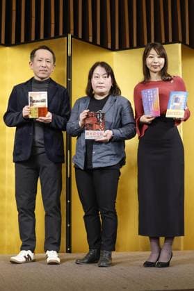 Entertainment Themen der Woche KW03 Entertainment Bilder des Tages Literary award winners in Japan Rie Kudan (R), poses for photos at a press conference in Tokyo on Jan. 17, 2024, after winning the Akutagawa Prize, a Japanese literary award for up-and-coming authors, together with Akiko Kawasaki (C) and Manabu Makime (L), who won the Naoki Prize for popular fiction.  A14AA0002342819P