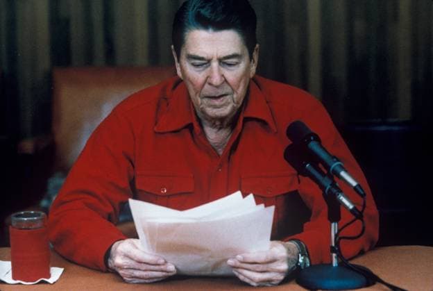 ** RONALD REAGAN RETROSPECTIVE** (December 1986) President Ronald Reagan making his weekly radio address from Camp David. Credit: Owen D.B. Black Star EDITORIAL USE ONLY Copyright: x1986xOwenxD.B.x OwenxD.xB.x bsphotos015938