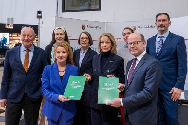 News Themen der Woche KW03 News Bilder des Tages Uebergabe der Empfehlungen des Rates fuer die zukuenftige Entwicklung des oeffentlich-rechtlichen Rundfunks am Donnerstag (18.01.2024) in Berlin. (Foto v.l.: Roger de Weck Publizist, Generaldirektor der Schweizerischen Radio- und Fernsehgesellschaft (SRG) a.D., Zuerich; Bettina Reitz Praesidentin der Hochschule fuer Fernsehen und Film, Muenchen; Medienstaatssekretaerin Heike Raab; Annika Sehl Professorin fuer Journalistik mit dem Schwerpunkt Medienstrukturen und Gesellschaft, Katholische Universitaet Eichstaett-Ingolstadt; Julia Jaekel (Jäkel) Aufsichtsraetin, Medienmanagerin, Hamburg; Journalistin Maria Exner Gruendungsintendantin Publix, Haus fuer Journalismus & Oeffentlichkeit, Berlin; saechsische Staatsminister fuer Medien und Chef der Copyright: epd-bild RolfxZoellner epd-Zukunftsrat_Rundfunk3-kopieren