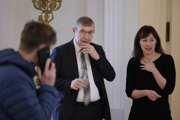 Prof. Dr. Klaus Cichutek (M.), Deutschland, Berlin, Schloss Bellevue, Ansprache BPr Steinmeier bei der Verleihung des Verdienstkreuzes 1. Klasse des Verdienstordens der Bundesrepublik Deutschland an Klaus Cichutek und Lothar H. Wieler