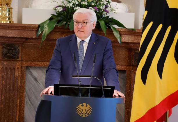 Frank-Walter Steinmeier, Bundespräsident , Deutschland, Berlin, Schloss Bellevue, Ansprache BPr Steinmeier bei der Verleihung des Verdienstkreuzes 1. Klasse des Verdienstordens der Bundesrepublik Deutschland an Klaus Cichutek und Lothar H. Wieler