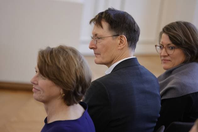 Prof. Dr. Karl Lauterbach (M.), Bundesminister für Gesundheit, Deutschland, Berlin, Schloss Bellevue, Ansprache BPr Steinmeier bei der Verleihung des Verdienstkreuzes 1. Klasse des Verdienstordens der Bundesrepublik Deutschland an Klaus Cichutek und Lothar H. Wieler