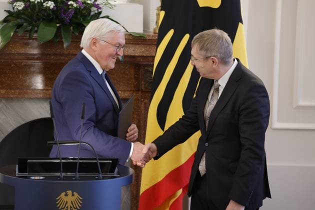News Bilder des Tages Frank-Walter Steinmeier, Bundespräsident , Prof. Dr. Klaus Cichutek , Deutschland, Berlin, Schloss Bellevue, Ansprache BPr Steinmeier bei der Verleihung des Verdienstkreuzes 1. Klasse des Verdienstordens der Bundesrepublik Deutschland an Klaus Cichutek und Lothar H. Wieler