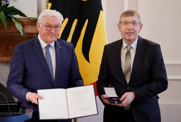 Frank-Walter Steinmeier, Bundespräsident , Prof. Dr. Klaus Cichutek , Deutschland, Berlin, Schloss Bellevue, Ansprache BPr Steinmeier bei der Verleihung des Verdienstkreuzes 1. Klasse des Verdienstordens der Bundesrepublik Deutschland an Klaus Cichutek und Lothar H. Wieler