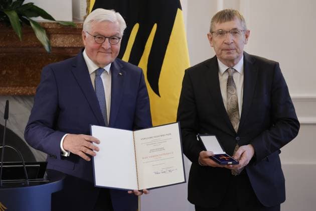 Frank-Walter Steinmeier, Bundespräsident , Prof. Dr. Klaus Cichutek , Deutschland, Berlin, Schloss Bellevue, Ansprache BPr Steinmeier bei der Verleihung des Verdienstkreuzes 1. Klasse des Verdienstordens der Bundesrepublik Deutschland an Klaus Cichutek und Lothar H. Wieler