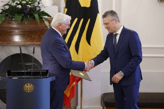 Frank-Walter Steinmeier, Bundespräsident , Prof. Dr. Dr. h.c. mult. Lothar H. Wieler, Deutschland, Berlin, Schloss Bellevue, Ansprache BPr Steinmeier bei der Verleihung des Verdienstkreuzes 1. Klasse des Verdienstordens der Bundesrepublik Deutschland an Klaus Cichutek und Lothar H. Wieler