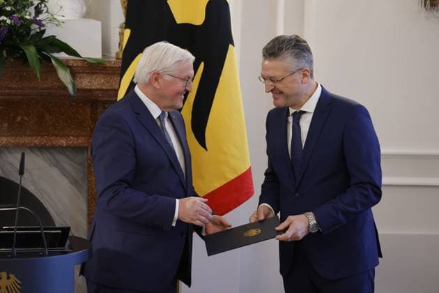 Frank-Walter Steinmeier, Bundespräsident , Prof. Dr. Dr. h.c. mult. Lothar H. Wieler, Deutschland, Berlin, Schloss Bellevue, Ansprache BPr Steinmeier bei der Verleihung des Verdienstkreuzes 1. Klasse des Verdienstordens der Bundesrepublik Deutschland an Klaus Cichutek und Lothar H. Wieler