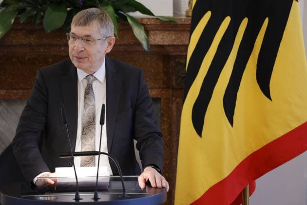 Prof. Dr. Klaus Cichutek , Deutschland, Berlin, Schloss Bellevue, Ansprache BPr Steinmeier bei der Verleihung des Verdienstkreuzes 1. Klasse des Verdienstordens der Bundesrepublik Deutschland an Klaus Cichutek und Lothar H. Wieler