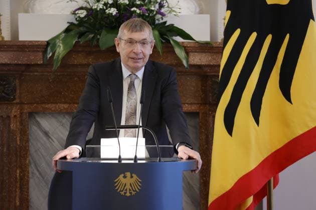 Prof. Dr. Klaus Cichutek , Deutschland, Berlin, Schloss Bellevue, Ansprache BPr Steinmeier bei der Verleihung des Verdienstkreuzes 1. Klasse des Verdienstordens der Bundesrepublik Deutschland an Klaus Cichutek und Lothar H. Wieler