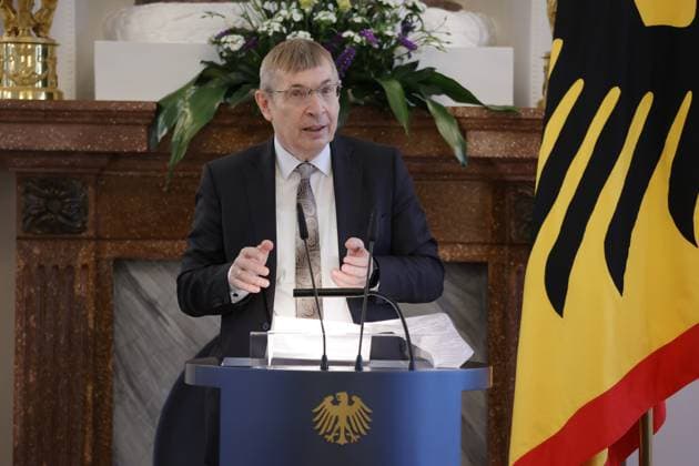 Prof. Dr. Klaus Cichutek , Deutschland, Berlin, Schloss Bellevue, Ansprache BPr Steinmeier bei der Verleihung des Verdienstkreuzes 1. Klasse des Verdienstordens der Bundesrepublik Deutschland an Klaus Cichutek und Lothar H. Wieler