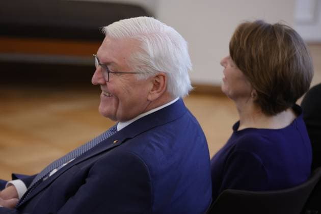 Frank-Walter Steinmeier, Bundespräsident , Deutschland, Berlin, Schloss Bellevue, Ansprache BPr Steinmeier bei der Verleihung des Verdienstkreuzes 1. Klasse des Verdienstordens der Bundesrepublik Deutschland an Klaus Cichutek und Lothar H. Wieler