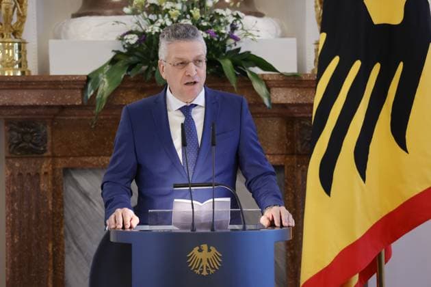 Prof. Dr. Dr. h.c. mult. Lothar H. Wieler, Deutschland, Berlin, Schloss Bellevue, Ansprache BPr Steinmeier bei der Verleihung des Verdienstkreuzes 1. Klasse des Verdienstordens der Bundesrepublik Deutschland an Klaus Cichutek und Lothar H. Wieler