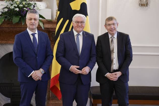 Prof. Dr. Dr. h.c. mult. Lothar H. Wieler, Frank-Walter Steinmeier, Bundespräsident , Prof. Dr. Klaus Cichutek , Deutschland, Berlin, Schloss Bellevue, Ansprache BPr Steinmeier bei der Verleihung des Verdienstkreuzes 1. Klasse des Verdienstordens der Bundesrepublik Deutschland an Klaus Cichutek und Lothar H. Wieler