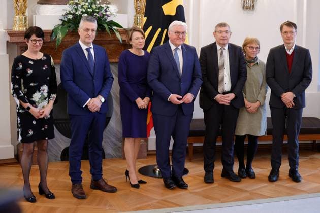 Prof. Dr. Dr. h.c. mult. Lothar H. Wieler, Frank-Walter Steinmeier, Bundespräsident , Prof. Dr. Klaus Cichutek , Prof. Dr. Karl Lauterbach, Bundesminister für Gesundheit, Deutschland, Berlin, Schloss Bellevue, Ansprache BPr Steinmeier bei der Verleihung des Verdienstkreuzes 1. Klasse des Verdienstordens der Bundesrepublik Deutschland an Klaus Cichutek und Lothar H. Wieler