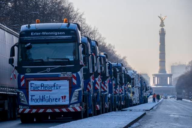 News Themen der Woche KW03 News Bilder des Tages Deutschland, Berlin, 18.01.2024, Protest LKW Fahrern vor dem Brandenburger Tor, Protest gegen Politik der Ampel-Regierung und Kürzungen, Maut-Erhöhung und den Teuer-Sprit., Rolf Zoellner Sternfahrt zum Brandenburger Tor *** Germany, Berlin, 18 01 2024, Protest truck drivers in front of the Brandenburg Gate, protest against the policy of the traffic light government and cuts, toll increase and the expensive fuel, Rolf Zoellner rally to the Brandenburg Gate