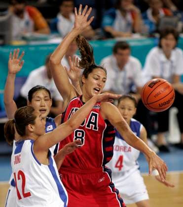 OLYMPICS ATH0 20040818 ATHENS, GREECE : United States Sue Bird (6) passes off the ball during their basketball game against Korea at the 2004 Olympic Games Wednesday, August 18, 2004 in Athens, Greece. Credit: 2004 David G. Mcintyre Black Star ATHENS GREECE EDITORIAL USE ONLY Copyright: x2004xDavidxG.xMcIntyre xBlackxStarx ATH0 DavidxG.xMcIntyrex bsphotos016631