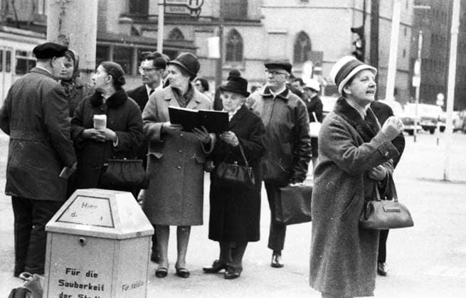 Persönlichkeiten aus 1954-59 DEU, Deutschland, Dortmund: Persönlichkeiten aus der Politik, Wirtschaft und Kultur aus den Jahren 50er Hannover. Zeugen Jehowas in der City ca. 1955 DEU, Germany, Dortmund: Personalities from politics, business and culture from the years 1954-9 Niedersachsen *** Personalities from 1954 59 DEU, Germany, Dortmund Personalities from politics, business and culture from the years 50 Hanover Jehowahs Witnesses in the City ca 1955 DEU, Germany, Dortmund Personalities from politics, business and culture from the years 1954 9 Lower Saxony