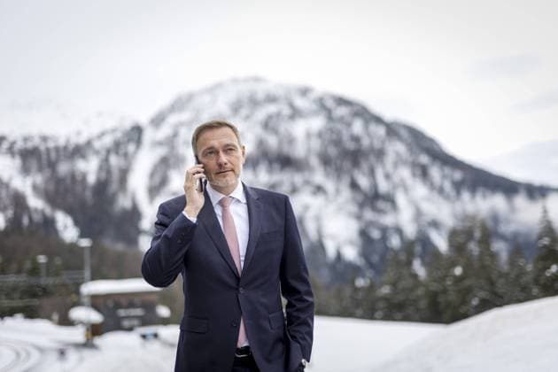 News Themen der Woche KW03 News Bilder des Tages Christian Lindner (FDP), Bundesminister der Finanzen, aufgenommen im Rahmen seiner Teilnahme am World Economic Forum in Davos. Hier beim einem Zwischenstopp kurz vor Davos. Fotografiert im Auftrag des Bundesfinanzministeriums Davos Schweiz *** Christian Lindner FDP , Federal Minister of Finance, photographed during his participation in the World Economic Forum in Davos Here during a stopover shortly before Davos Photographed on behalf of the Federal Ministry of Finance Davos Switzerland Copyright: xThomasxKoehlerx