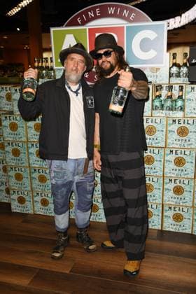 Entertainment Themen der Woche KW03 Entertainment Bilder des Tages FORT LAUDERDALE FL - JANUARY 18: Jason Momoa and Blaine Halvorson attend The Meili Vodka Bottle Signing Tour at ABC Fine Wine & Spirits on January 18, 2024 in Fort Lauderdale, Florida Copyright: xmpi04x