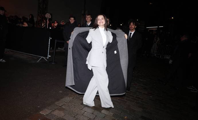 ArrivÃ es des personnalitÃ s au dÃ filÃ AMI collection homme automne hiver 2024 2025 lors de la fashion week Ã Paris (PFW) Juliette Binoche - ArrivÃ es des personnalitÃ s au dÃ filÃ AMI collection homme automne hiver 2024 2025 lors de la fashion week Ã Paris (PFW) le 19 janvier 2024. Denis Guignebourg Bestimage AMI - Alexandre Mattiussi Menswear Fall Winter 2024-2025 show as part of Paris Fashion Week on January 18, 2024 in Paris, France. Paris France  Copyright: xDenisxGuignebourgx xBestimagexDenisxGuignebourgx xBestimagex