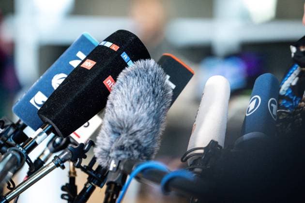 Symbolbild Berichterstattung Nachrichten Symbolfoto und Themenbild Mikrofone saemtlicher grosser Fernsehsender im Fernsehinterview Berlin Berlin Deutschland *** Symbolic image news coverage symbolic photo and theme image microphones of all major television stations in television interview Berlin Berlin Germany