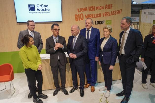 News Themen der Woche KW03 Eröffnungsrundgang der Grünen Messe Eröffnungsrundgang der Grünen Messe in Berlin mit dem Regierenden Bürgermeister Kai Wegner, Cem Özdemir, Bundesminister für Ernährung und Landwirtschaft, Franziska Giffey, Bürgermeisterin von Berlin, Joachim Rukwied, Präsident, Deutscher Bauernverband u. a. Berlin Berlin GER *** Opening tour of the Green Trade Fair Opening tour of the Green Trade Fair in Berlin with the Governing Mayor Kai Wegner, Cem Özdemir, Federal Minister of Food and Agriculture, Franziska Giffey, Mayor of Berlin, Joachim Rukwied, President, German Farmers Association and others Berlin Berlin GER
