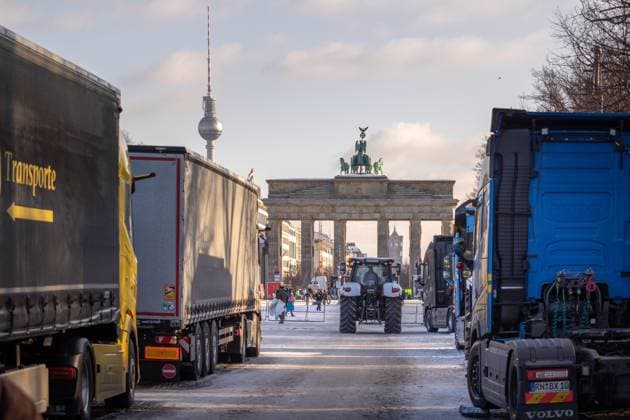 News Themen der Woche KW03 News Bilder des Tages Speditionen und Landwirte protestieren im Berliner Regierungsviertel gegen die Sparmassnahmen der Bundesregierung. 19.012024, Berlin, GER - LKW und Traktor am Brandenburger Tor., Berlin Berlin Deutschland, DEU Brandenburger Tor *** Trucking companies and farmers protest in Berlins government district against the federal governments austerity measures 19 012024, Berlin, GER Truck and tractor at the Brandenburg Gate , Berlin Berlin Germany, DEU Brandenburger Tor